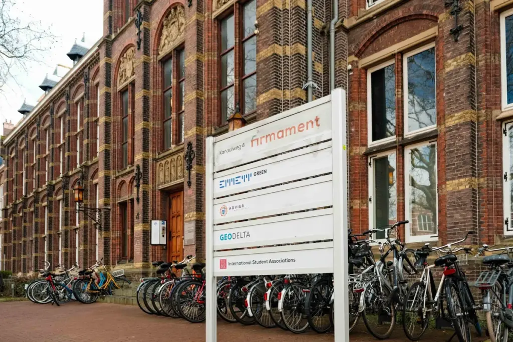 Delta: Huisvesting internationale studentenverenigingen in The Base: een  in de toekomst