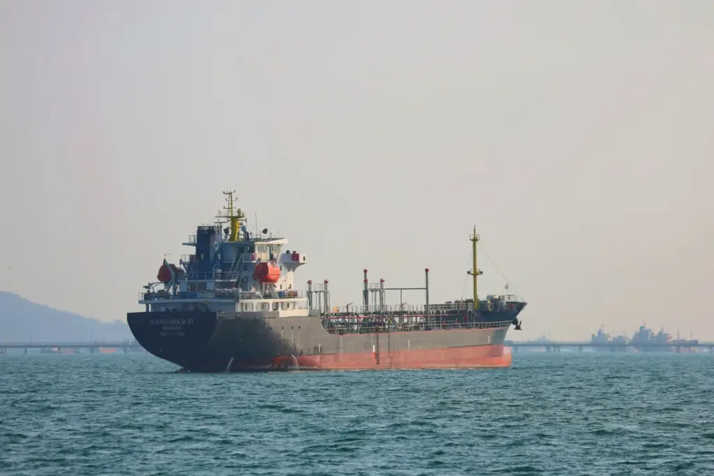 Een miljard: De sluiting van de Straat van Hormuz heeft geleid tot vaten verlies aan ruwe olie