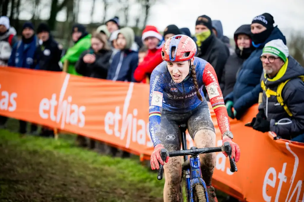 Lucinda Brand valt tijdens Parijs-Roubaix maar eindigt als tiende