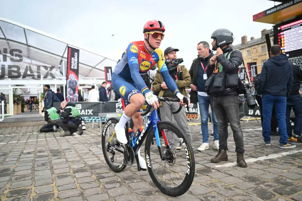 Mads Pedersen teleurgesteld na Parijs-Roubaix