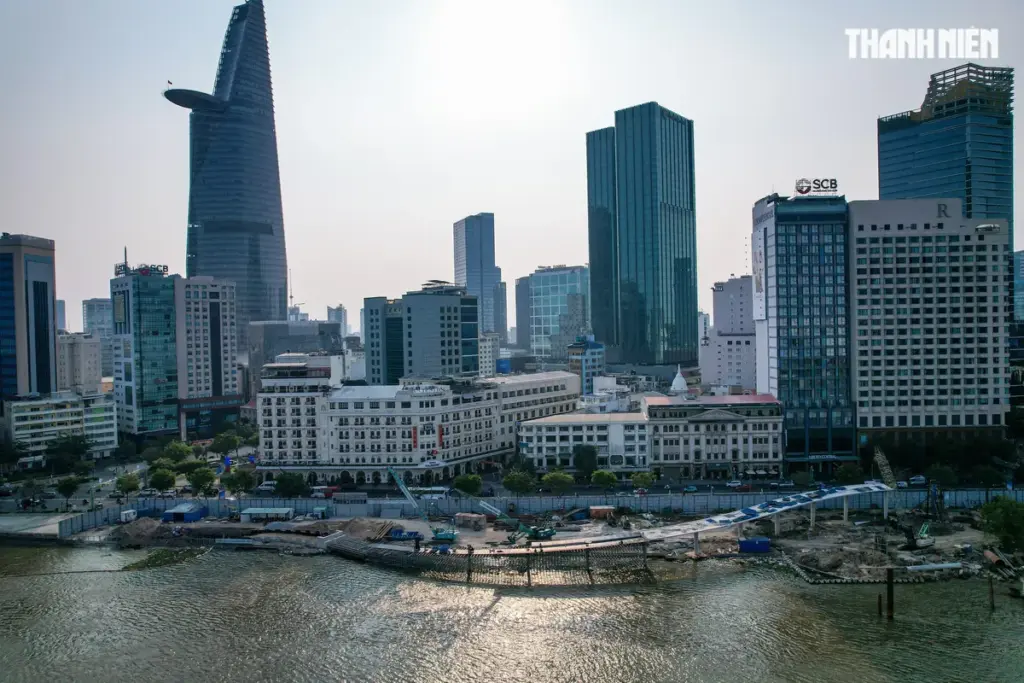 Saigon: Voetgangersbrug over de rivier in Ho Chi Minh-stad