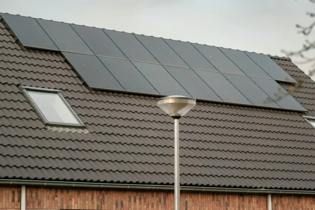 Salderingsregeling zonnepanelen: Huishoudens en dorpshuizen staan voor kostenstijging