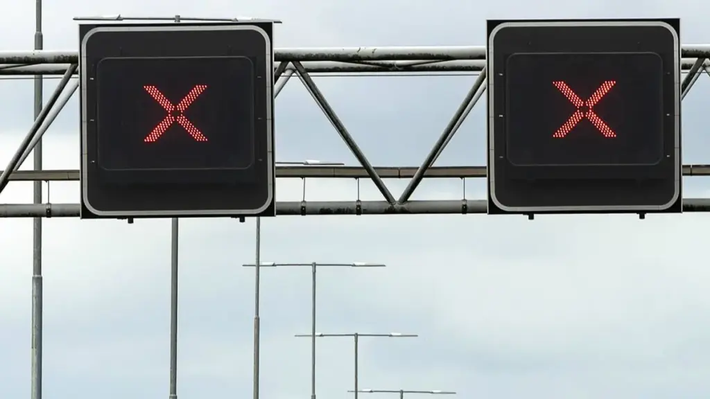 A58 snelweg afgesloten voor onderhoud en natuurbrand in Tilburg