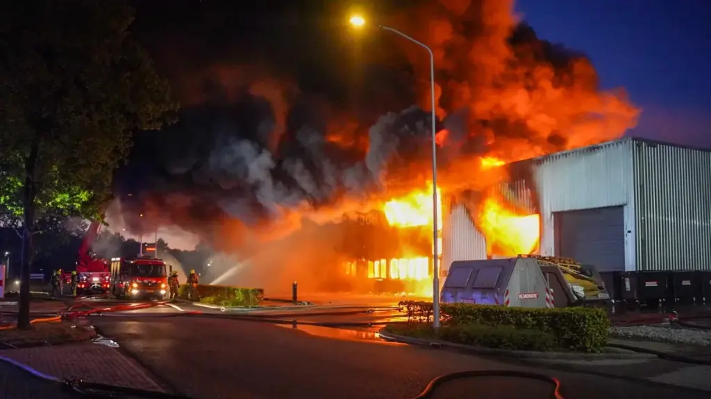 Brand Harderwijk: Grote brand bij patisseriebedrijf