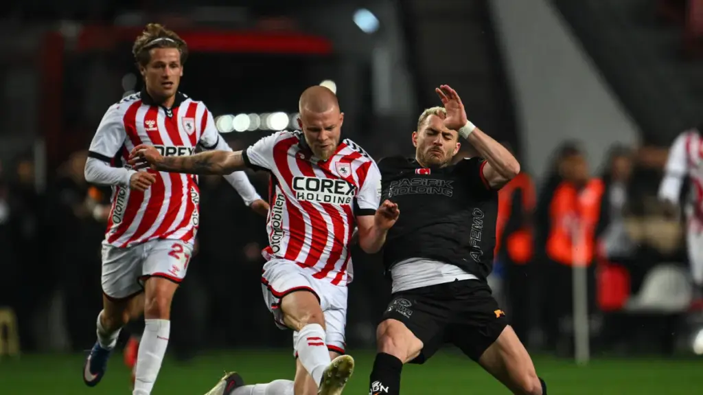 Fenerbahçe houdt de titelhoop levend