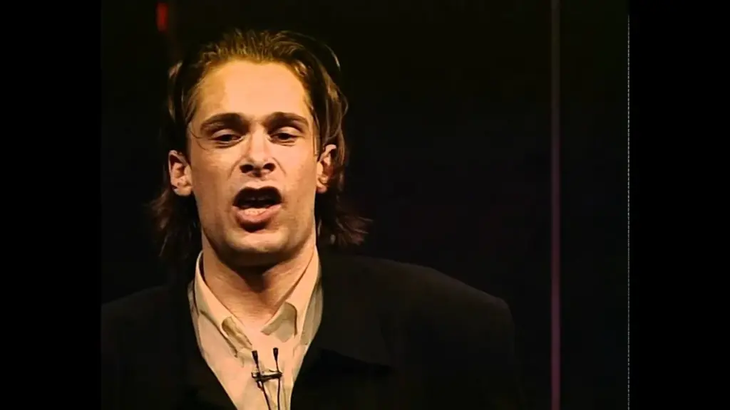 Hans Teeuwen zet bezoekers uit theater