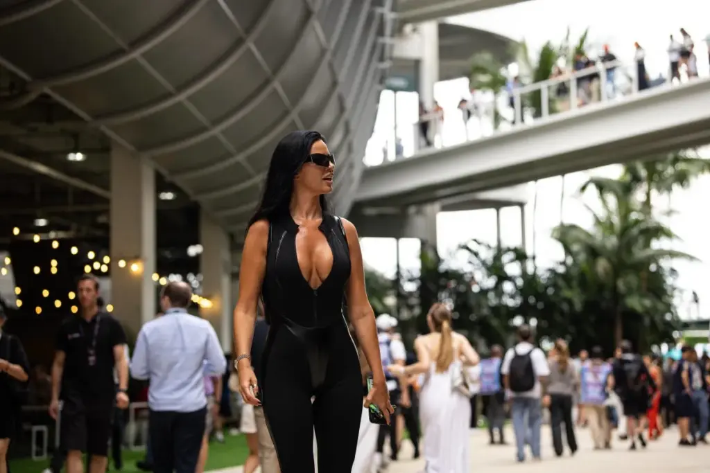 Ivana Knoll trekt aandacht tijdens de Miami Grand Prix