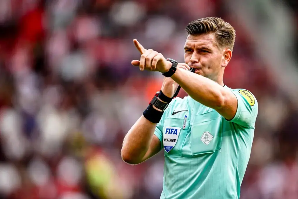 Joey Kooij: Feyenoord supporters uiten onvrede tijdens wedstrijd