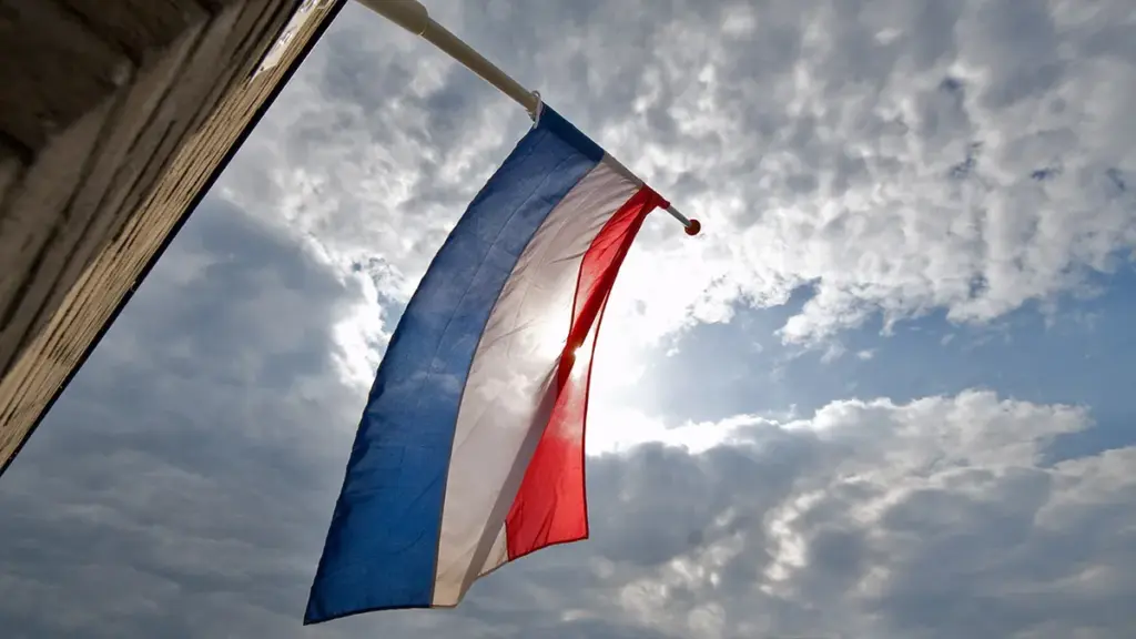 Vlag halfstok ter herdenking van oorlogsslachtoffers