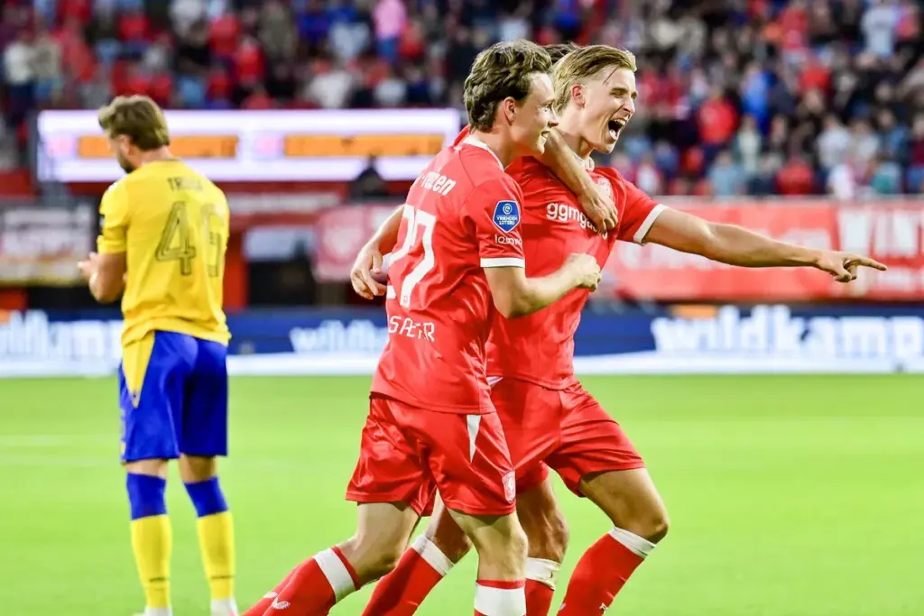 Waarom de gok van Van den Brom bij FC Twente perfect uitpakte tegen DAC 1904 - Tubantia