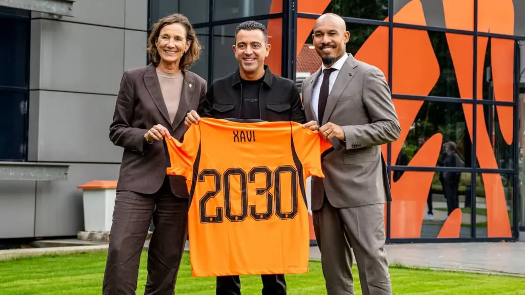 Xavi maakt bij Oranje kennis met Nederlandse directheid: ‘Dat zouden ze in Spanje nooit doen’ - AD.nl