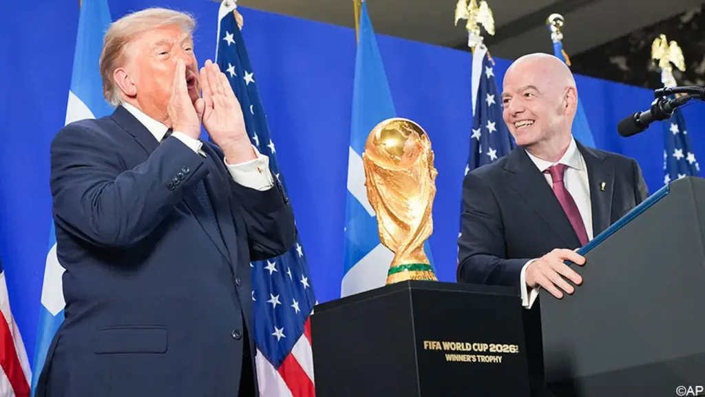 Donald Trump springt in de bres voor Gianni Infantino en waarschuwt voor ’vreselijke vergissing’