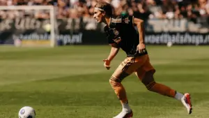Mika Godts rondt transfer naar PSG af en is op vier na duurste Ajacied ooit