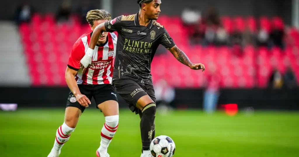 Bij PSV boekt Joël van den Berg (19) in alle rust progressie, met hulp van meerdere oud-topspelers - AD.nl