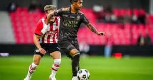 Bij PSV boekt Joël van den Berg (19) in alle rust progressie, met hulp van meerdere oud-topspelers - AD.nl