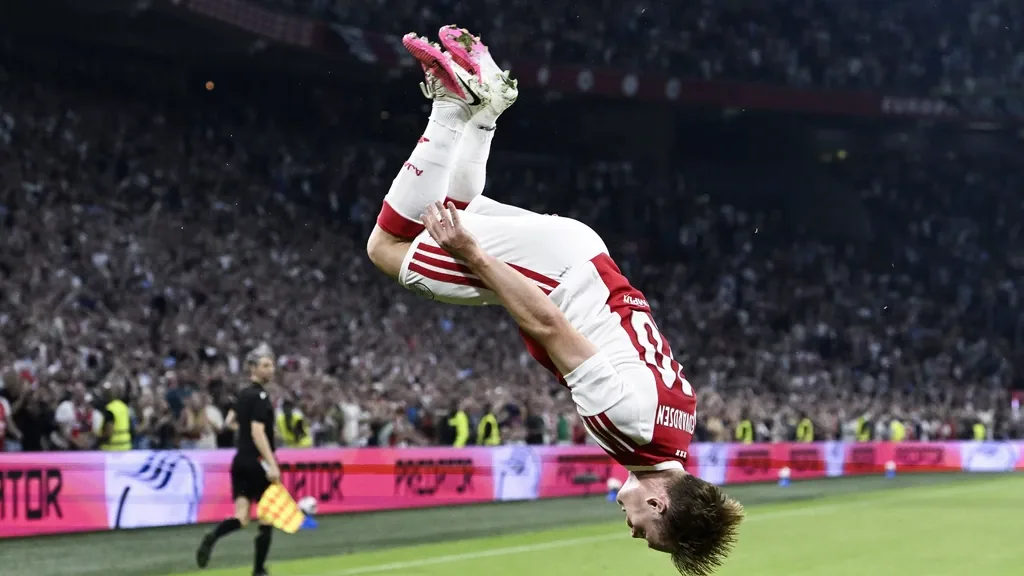Live voetbal | Ajacied Marcos Leonardo krijgt peptalk na ongelukkige invalbeurt