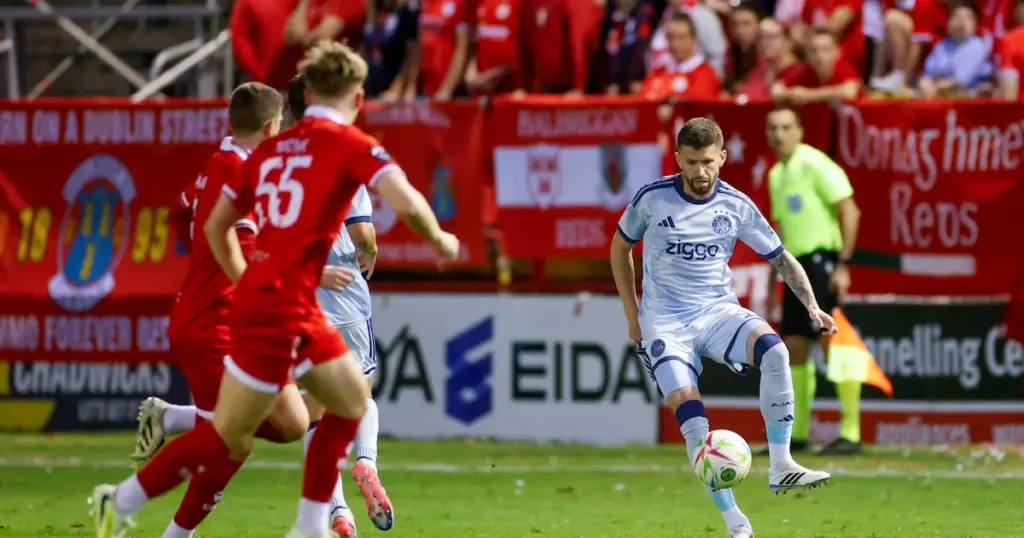 Slordig Ajax heeft genoeg aan gelijkspel tegen Shelbourne • Ook Twente door na matige avond
