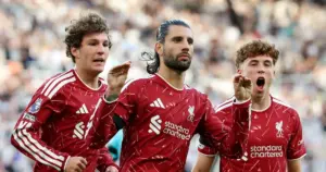 Liverpool pakt diep in blessuretijd punt bij Newcastle en debuterende Steur