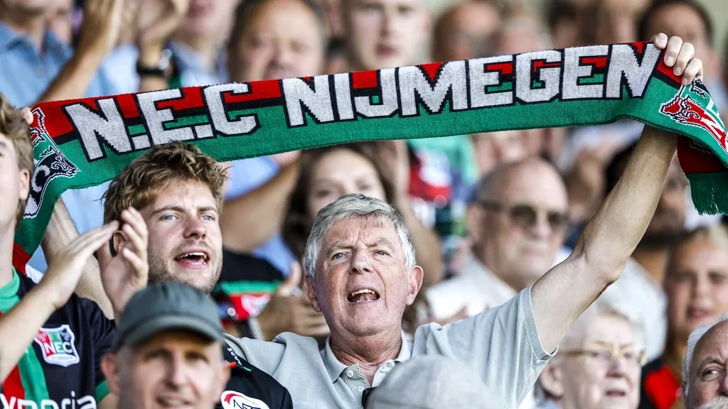 LIVE NEC-Bodø/Glimt | Eerste kans via Linssen • Kippenvel bij Champions League-hymne • Prachtige sfeeractie