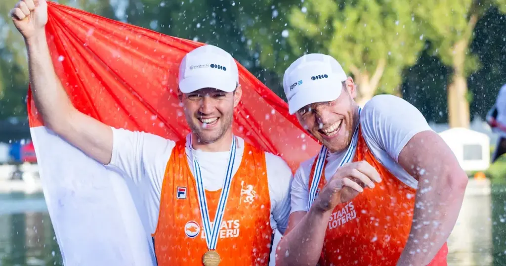 Nederlandse roeisters dubbelvier prolongeren wereldtitel, mannen naast WK-podium