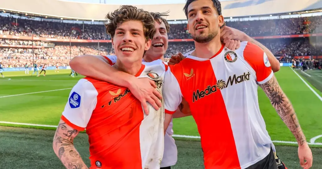 Van Bronckhorst blij met maatregel Feyenoord na vuurwerk: 'Dit is not done' - NU