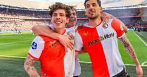 Van Bronckhorst blij met maatregel Feyenoord na vuurwerk: 'Dit is not done' - NU