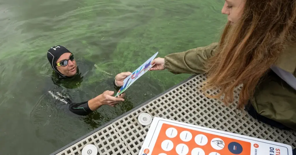Maarten van der Weijden staakt zijn monsterzwemtocht: te ziek om het water in te gaan
