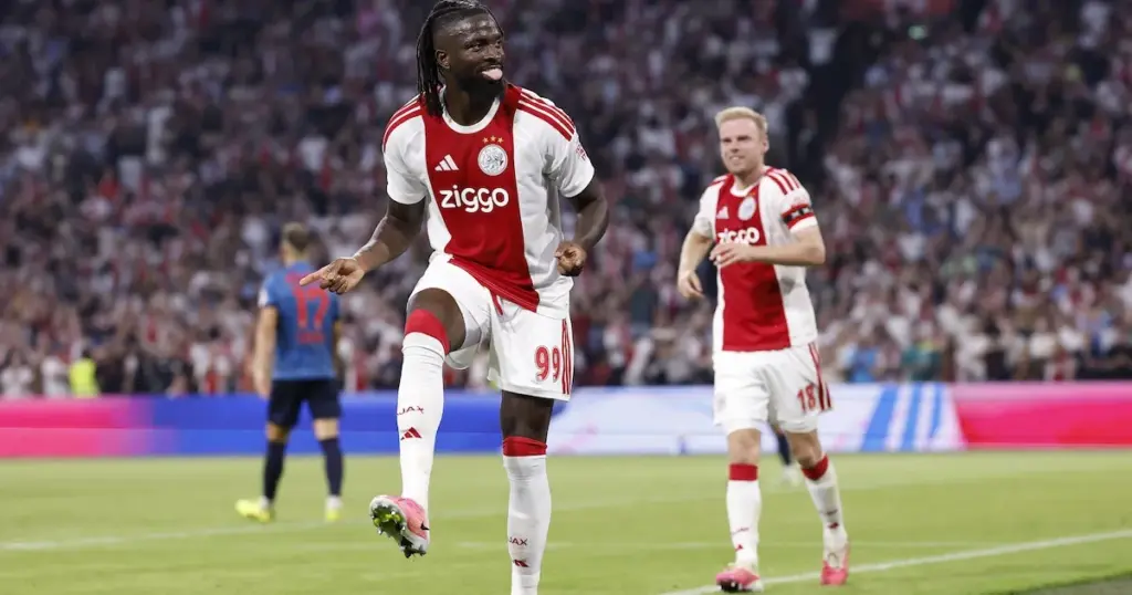 Publiekslieveling Arokodare grijpt kans als Ajax-spits: 'Soms heb je geluk nodig'