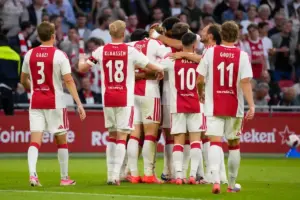 Ajax stap dichter bij Conference League door simpele zege op Shelbourne - NU