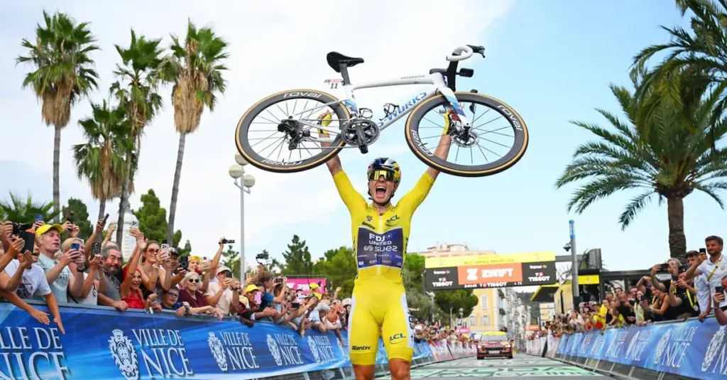 Demi Vollering gaat in slotetappe solo over de finish en wint Tour de France Femmes: ’Dat wilde ik duidelijk maken’