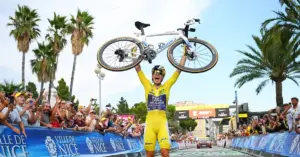Demi Vollering gaat in slotetappe solo over de finish en wint Tour de France Femmes: ’Dat wilde ik duidelijk maken’