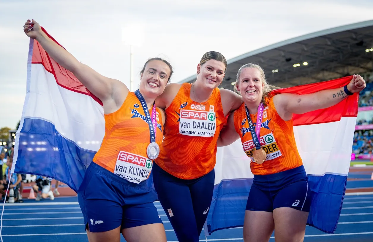 2026-08-10 20:04:32 BIRMINGHAM - Jorinde van Klinken, Alida van Daalen en Jessica Schilder na afloop van de finale kogelstoten op de EK atletiek. Het is voor het eerst dat de Europese Kampioenschappen georganiseerd worden in Groot-Brittannië. IRIS VAN DEN BROEK / ANP© ANP