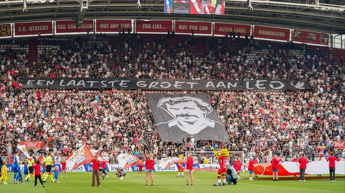 In de Galgenwaard werd 'Mister FC Utrecht' Leo van Veen herdacht