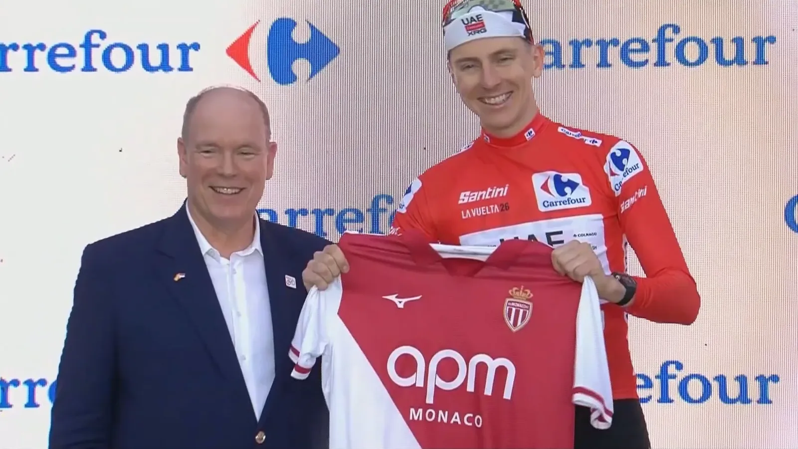 Tadej Pogacar krijgt de rode leiderstrui en een voetbalshirt van AS Monaco van prins Albert.