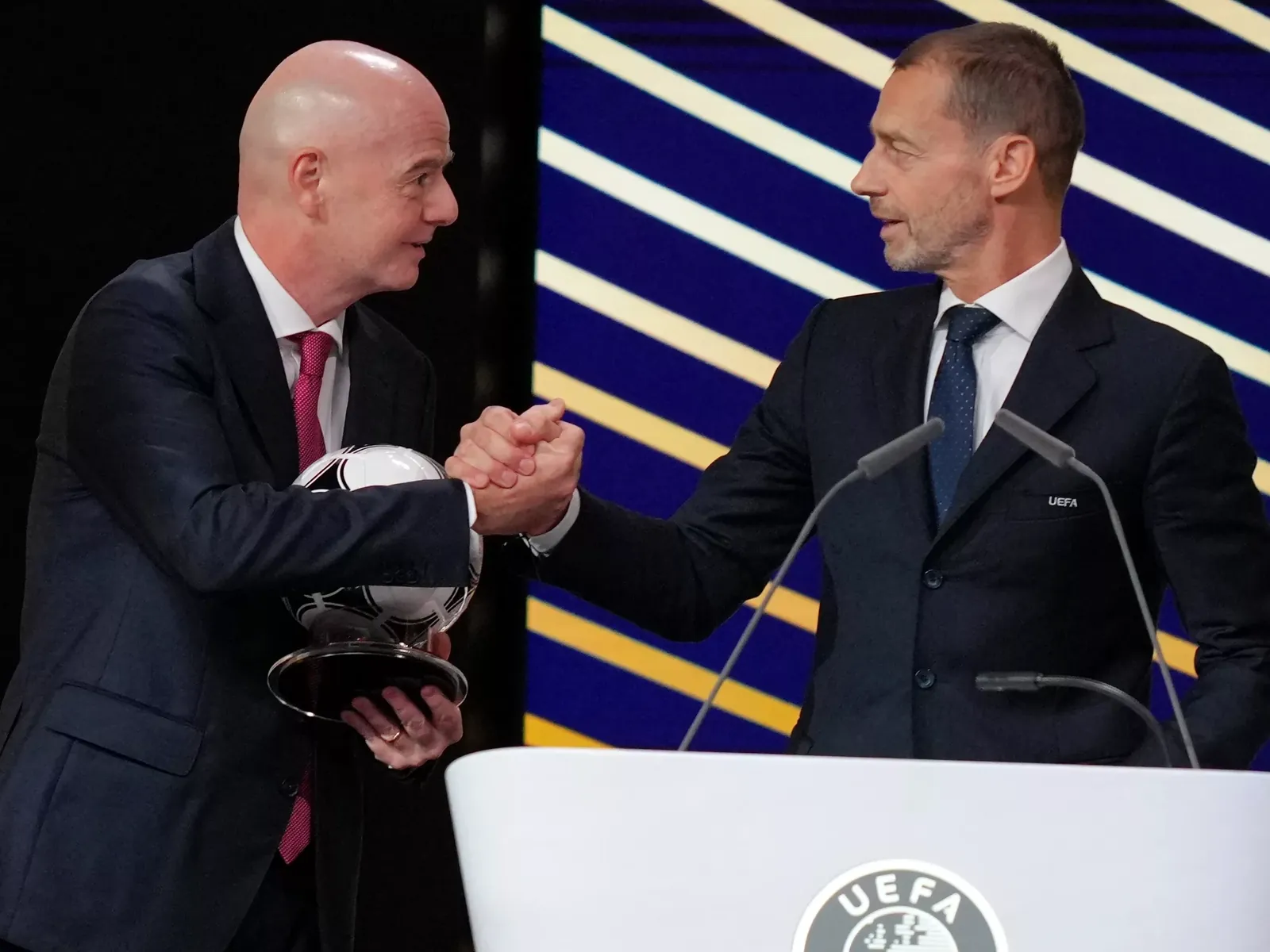 Gianni Infantino (links) en Aleksander Ceferin