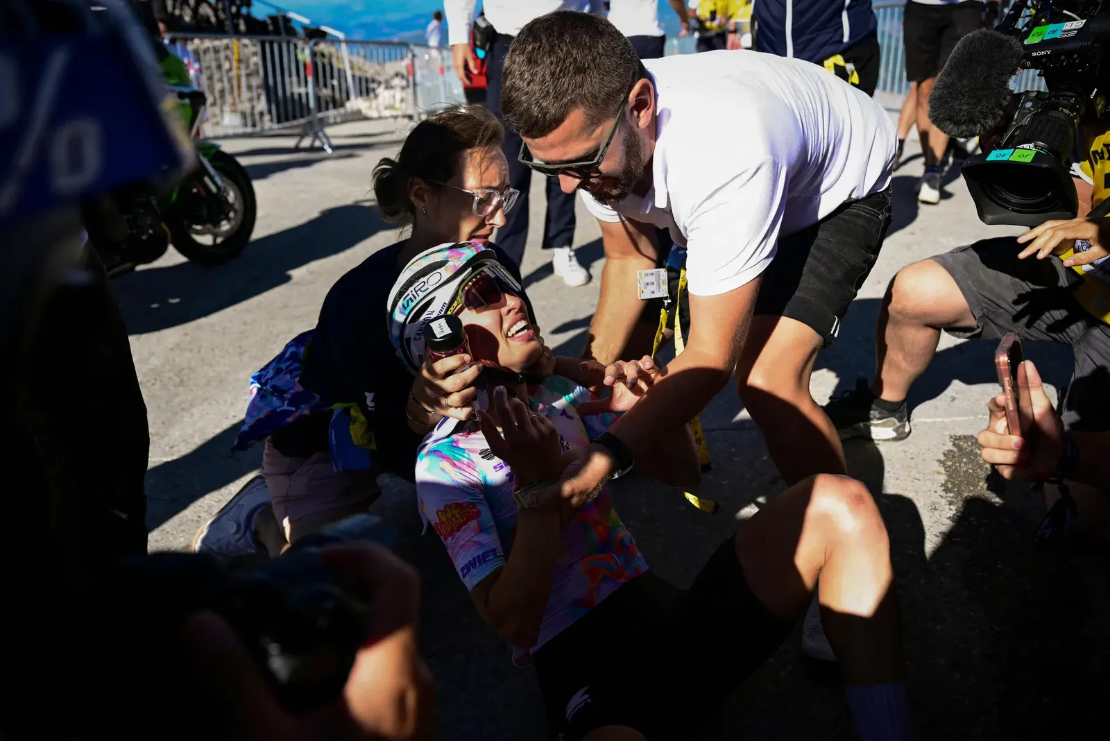 De Poolse Kasia Niewiadoma na haar overwinning op de Mont Ventoux.Foto NICOLAS TUCAT/AFP