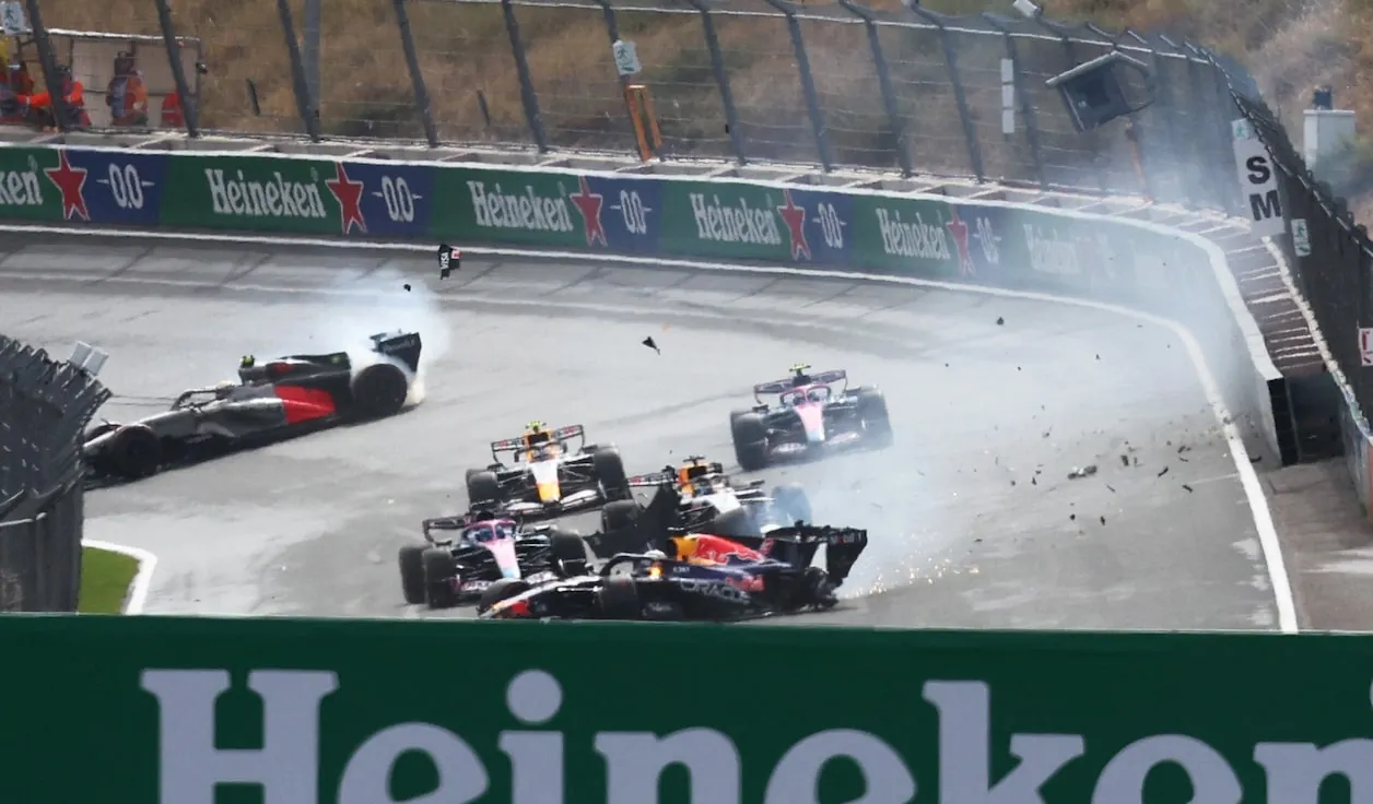 Een zware crash van Max Verstappen in Zandvoort.© Reuters