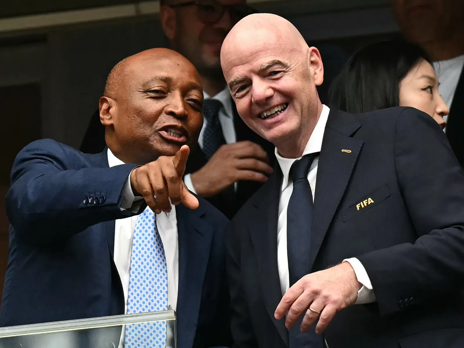 CAF-voorzitter Patrice Motsepe (l) en Gianni Infantino