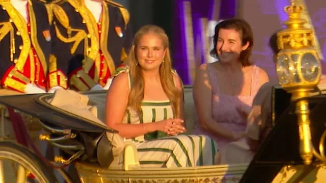 Prinses Amalia rijdt onder gejuich stadion binnen in koets
