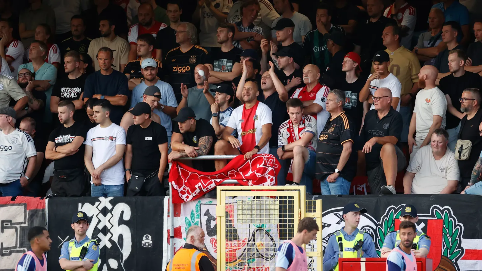 Zowel de thuis- als uitsupporters laten zich horen in de tweede helft