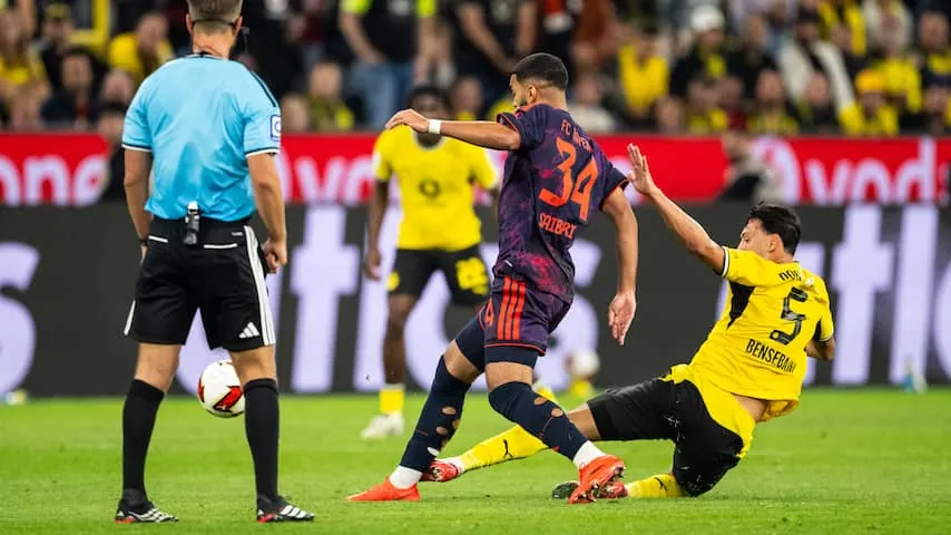 De harde overtreding van Rami Bensebaini op Ismael Saibari.Beeld: Getty Images