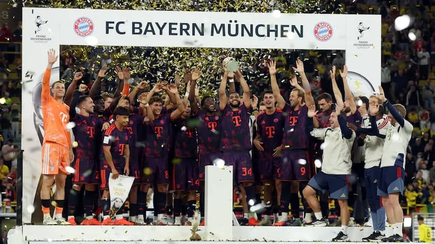 Bayern München met de Franz Beckenbauer Supercup.Beeld: Getty Images