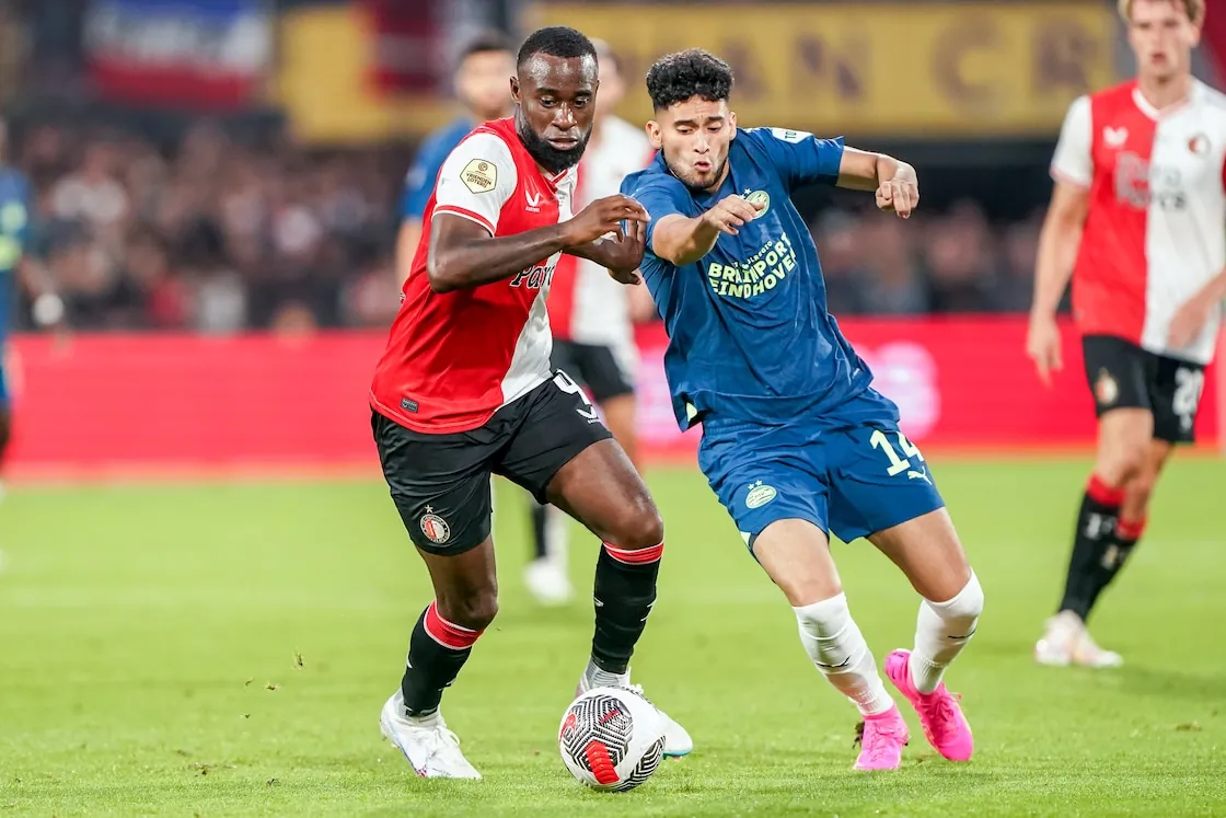 Lutsharel Geertruida in 2023 namens Feyenoord in actie tegen PSV.