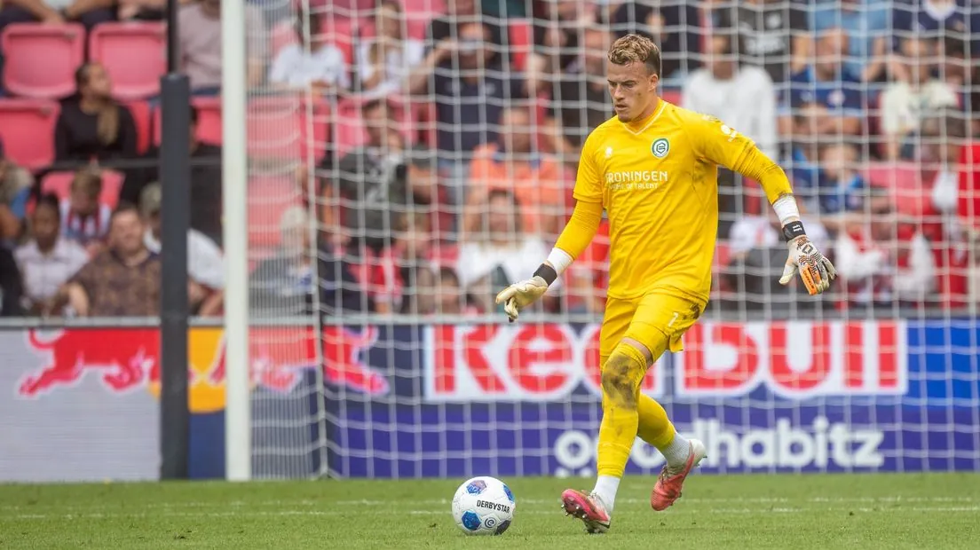 Etienne Vaessen geeft een pass