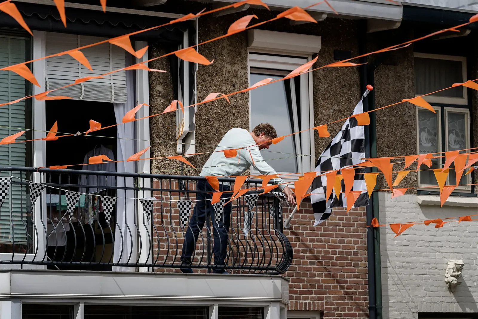 De rijk versierde Van Speijkstraat in Zandvoort, klaar voor de F1.Foto Olivier Middendorp