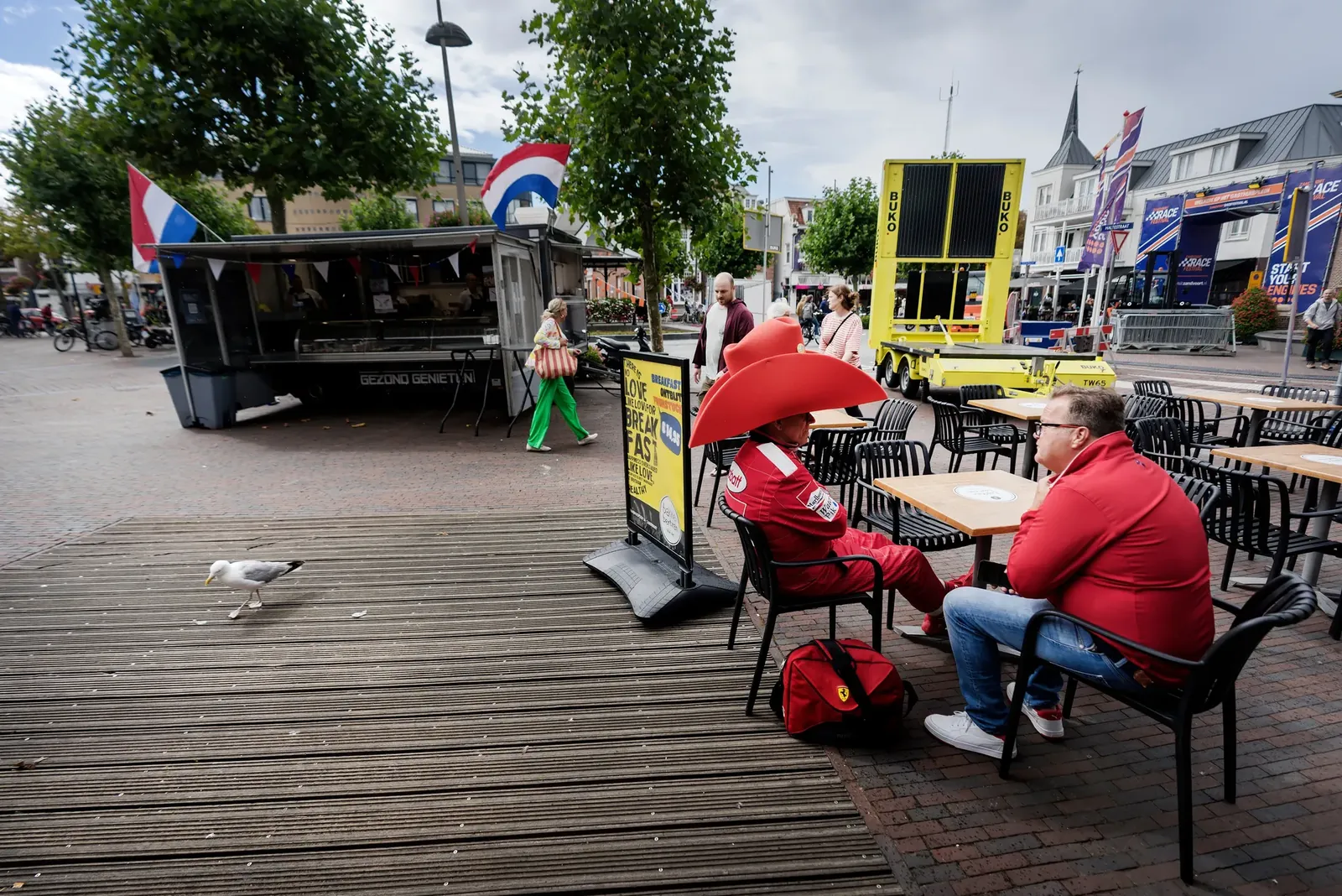 Het Raadhuisplein in Zandvoort. Er komen meer dan 300.000 fans naar het dorp aan de Noordzeekust.Foto Olivier Middendorp