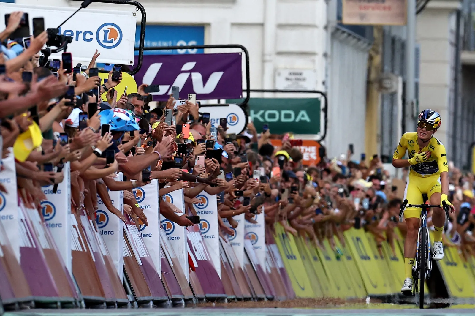 Demi Vollering gaat solo over de streep in Nice.Bronfoto Manon Cruz