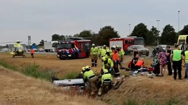 Hulpdiensten bij auto ondersteboven in sloot in Uden