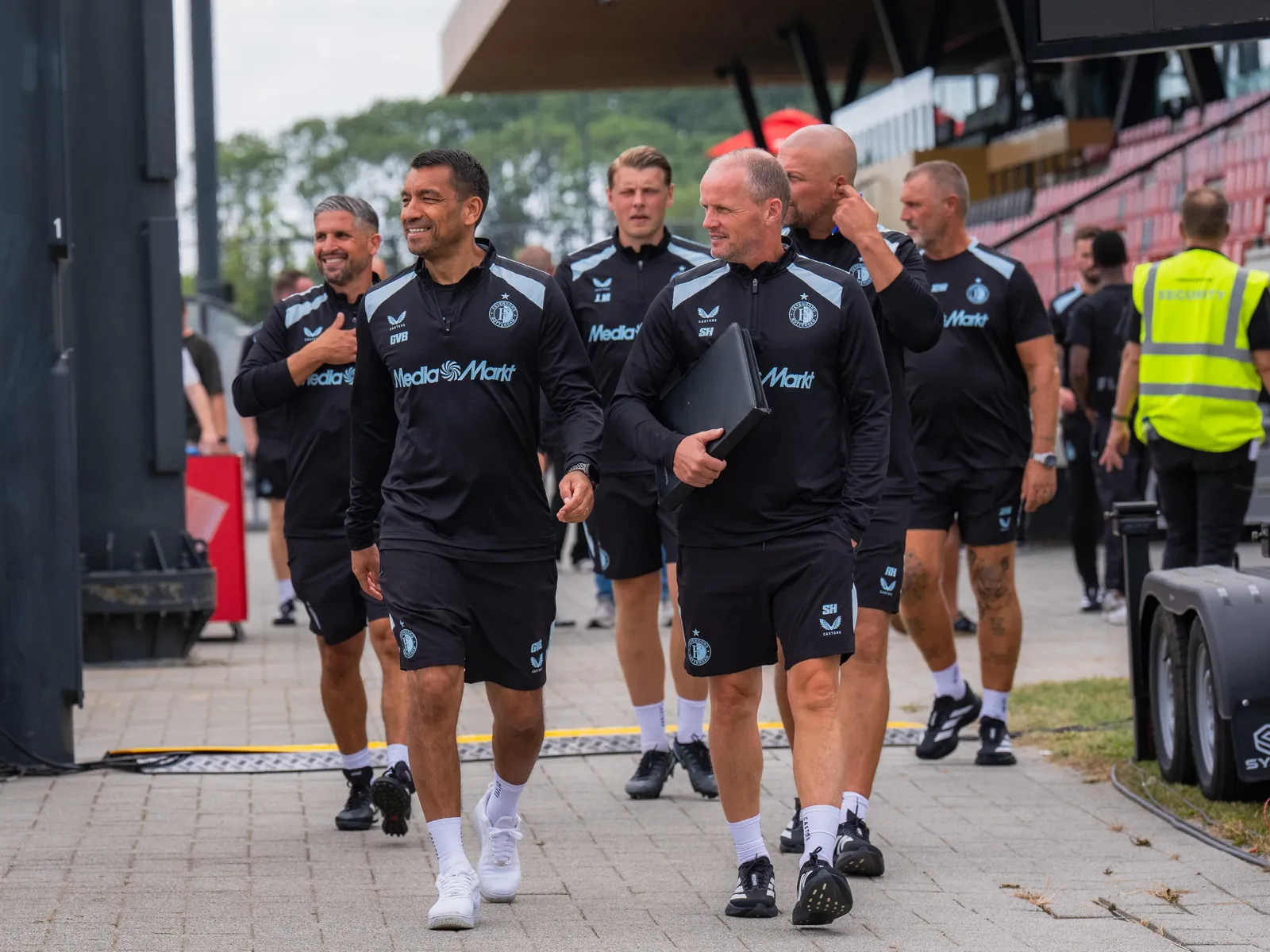 Van Bronckhorst en zijn assistent Sipke Hulshoff gaan de rest van de technische staf voor