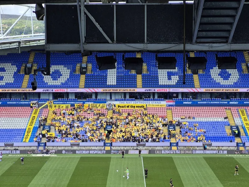 NAC-supporters feesten erop los in ‘Ally Pally’ van Bolton en warmen zich op voor de wedstrijd